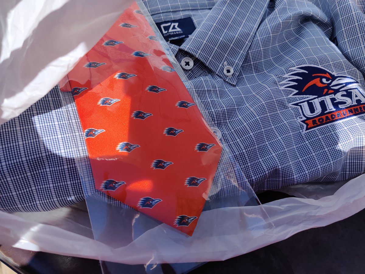 OrangeManUTSA's tweet photo. Stopped by @UTSA_Bookstore for some supplies... https://t.co/jTiEx31Soe