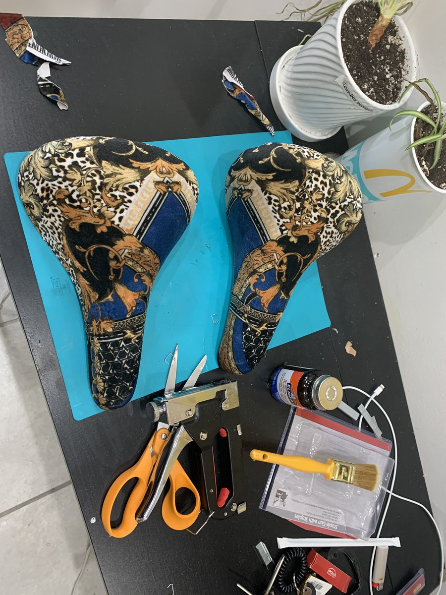 Bricolage du jour: tapisser les selles usées du tandem avec un legging que ma femme ne porte plus.