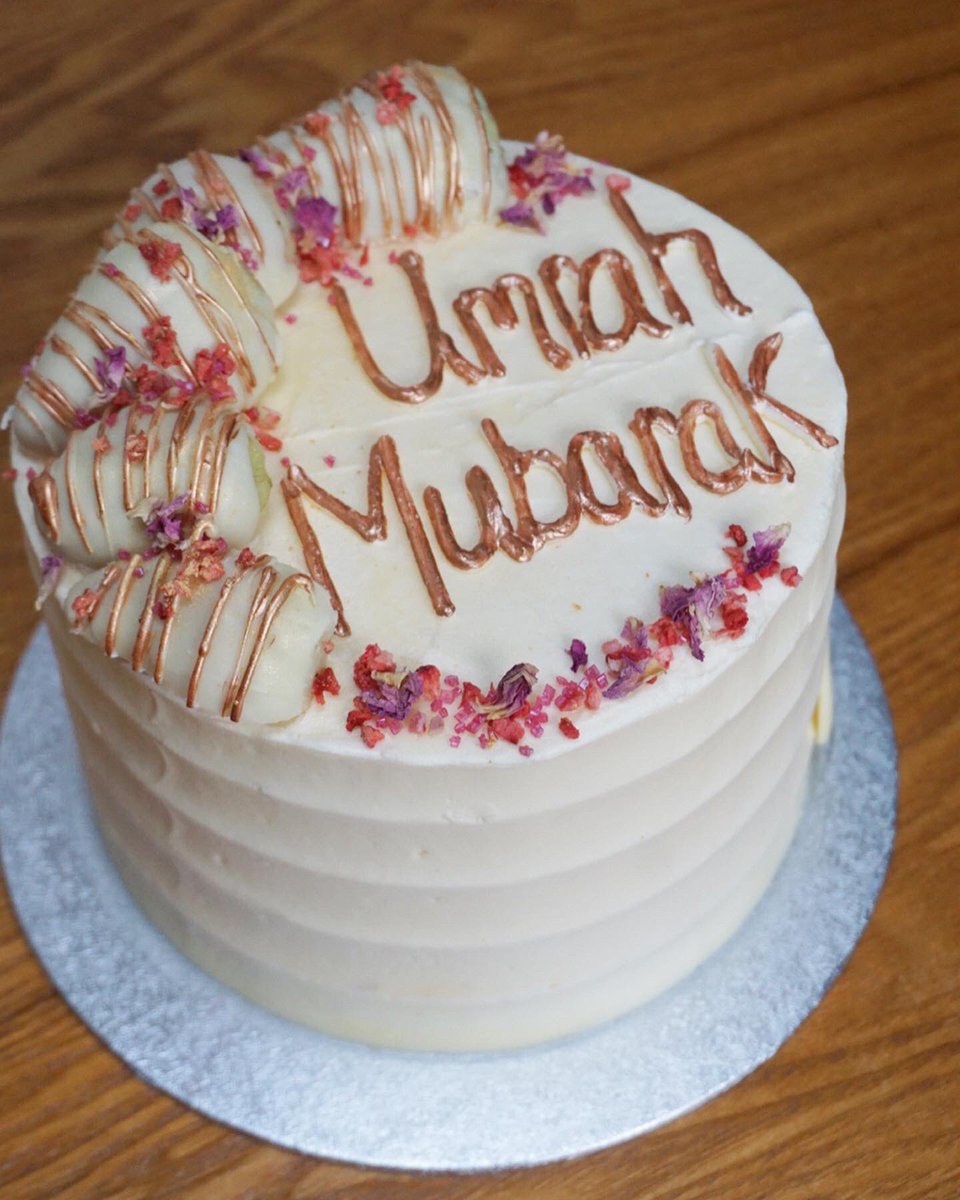 Bakedbysk's tweet photo. Yesterday’s cake ! a 6 inch victoria sponge.. topped with white chocolate strawberries &amp; edible bits 💕

I finally got a chance to use my scallop scrapper @finchbakery #finchscrapery 💓

#umrah #umrahmubarak #umrahcake #bakedbysk #sheffieldissuper #sheffieldbaker 💕 https://t.co/07aOSIV5BX