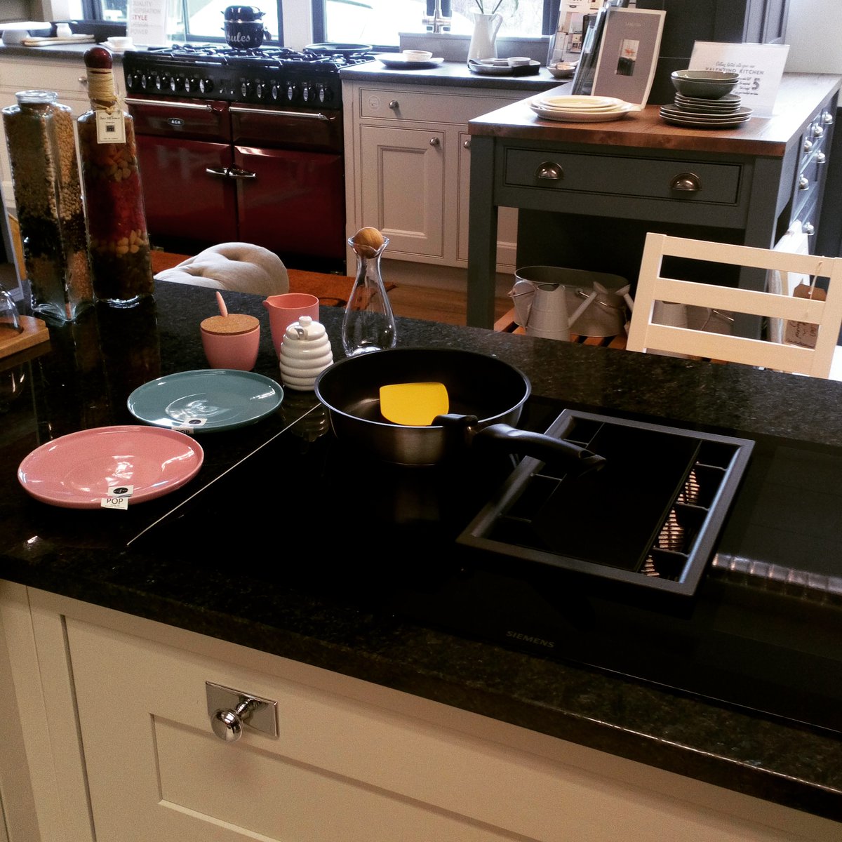 We are enjoying our pancakes here at Valentino Kitchens. I've opted for the classic lemon and honey topping. What's your favourite?
#pancakeday #pancakes #siemens #inductionhob #colourfulkitchen #colourfulaccessories #valentinokitchens #valentinoboutique