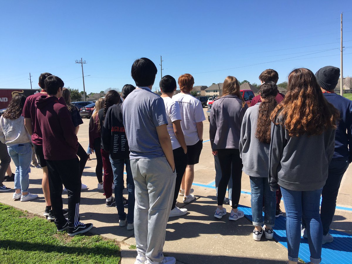 A perfect day outside for AP environmental science students to learn how to use the air pollution collection devices we are piloting! #crhs #cpoe #kisdscience @nikjpeff