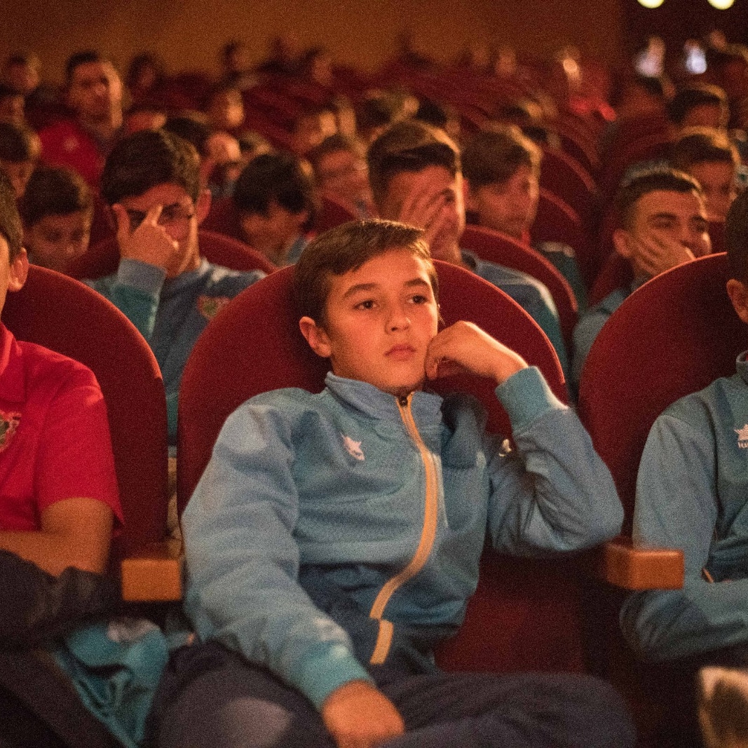 salva_moya's tweet photo. Presentación de #SinOdio en Roquetas de Mar. Nos quedamos sin libros. Bendito problema. @deportegob @farenet @LaLiga @GuillemBalague @Maheta_Molango @BZarandona @rfef https://t.co/XyvGBZF0kD