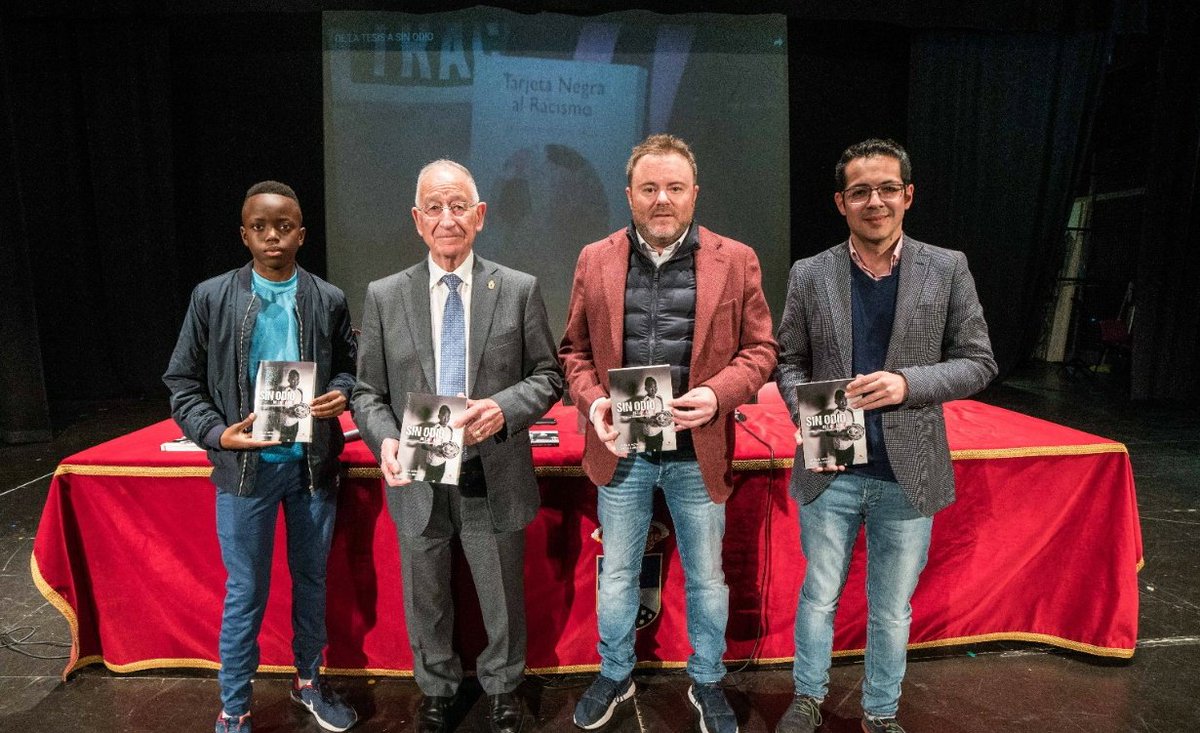 salva_moya's tweet photo. Presentación de #SinOdio en Roquetas de Mar. Nos quedamos sin libros. Bendito problema. @deportegob @farenet @LaLiga @GuillemBalague @Maheta_Molango @BZarandona @rfef https://t.co/XyvGBZF0kD