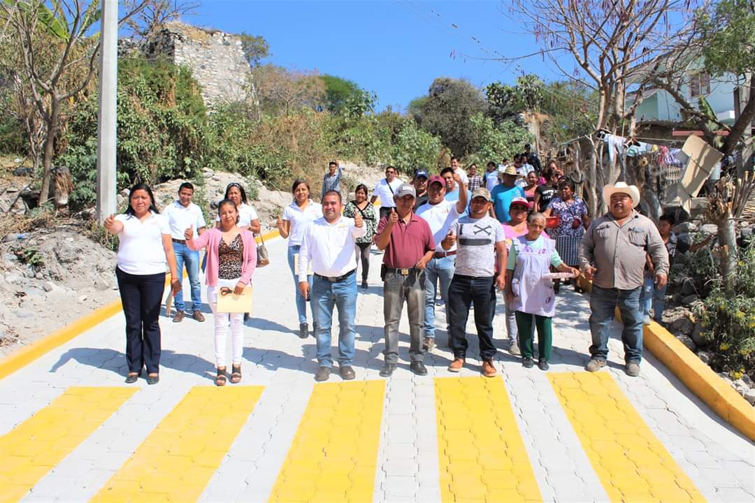 ManuelIGil's tweet photo. Con el compromiso de mejorar la calidad de vida de los ciudadanos, junto a mi esposa, inauguré el adoquinado de las calles 20 de Noviembre y José Ma. Morelos y Pavón en la comunidad dd la Magdalena. #Unidosporelbienestar 🤝🏼👷‍♂️ https://t.co/5AfCjftZ6N