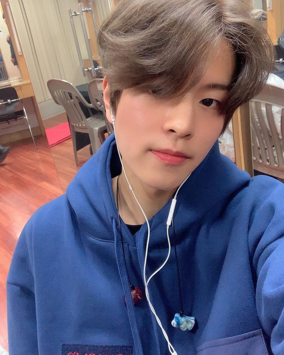 jisung0d's tweet photo. les juro que nunca pensé que me afectara tanto verlo crecer, verlo madurar y ser más fuerte y él mismo. Me siento orgullosa de todas las cosas que sabe y hace, por mínimas que sean, me siento orgullosa de tenerlo como un pequeño tesoro en mi corazón y verlo reírse y alegrarlo https://t.co/4z9pN0rnIY