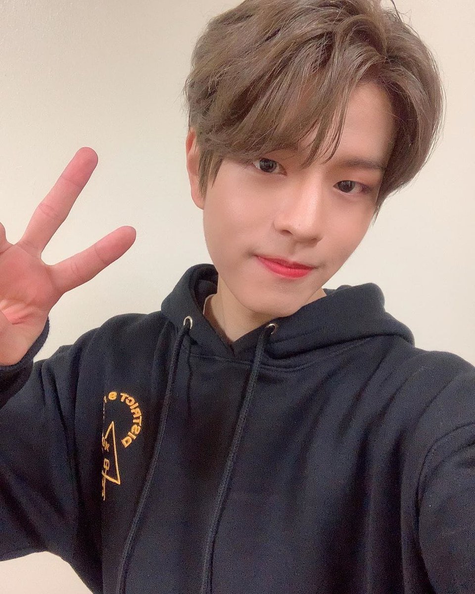 jisung0d's tweet photo. les juro que nunca pensé que me afectara tanto verlo crecer, verlo madurar y ser más fuerte y él mismo. Me siento orgullosa de todas las cosas que sabe y hace, por mínimas que sean, me siento orgullosa de tenerlo como un pequeño tesoro en mi corazón y verlo reírse y alegrarlo https://t.co/4z9pN0rnIY