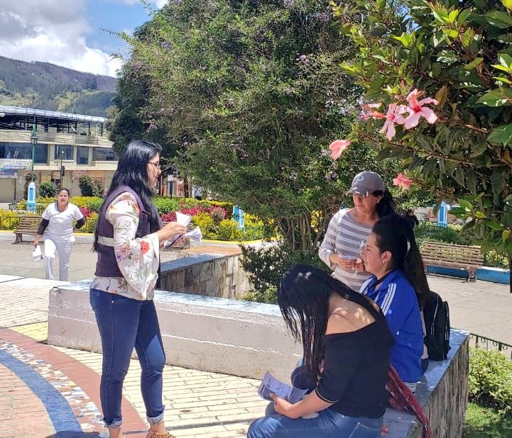 Salud_Loja's tweet photo. #Saraguro
➡️ Más personas conocen las medidas para prevenir el #Coronavirus. Nuestro personal se desplazó a parques, balnearios y mercados, entregando información. https://t.co/cK3I1RlUAf