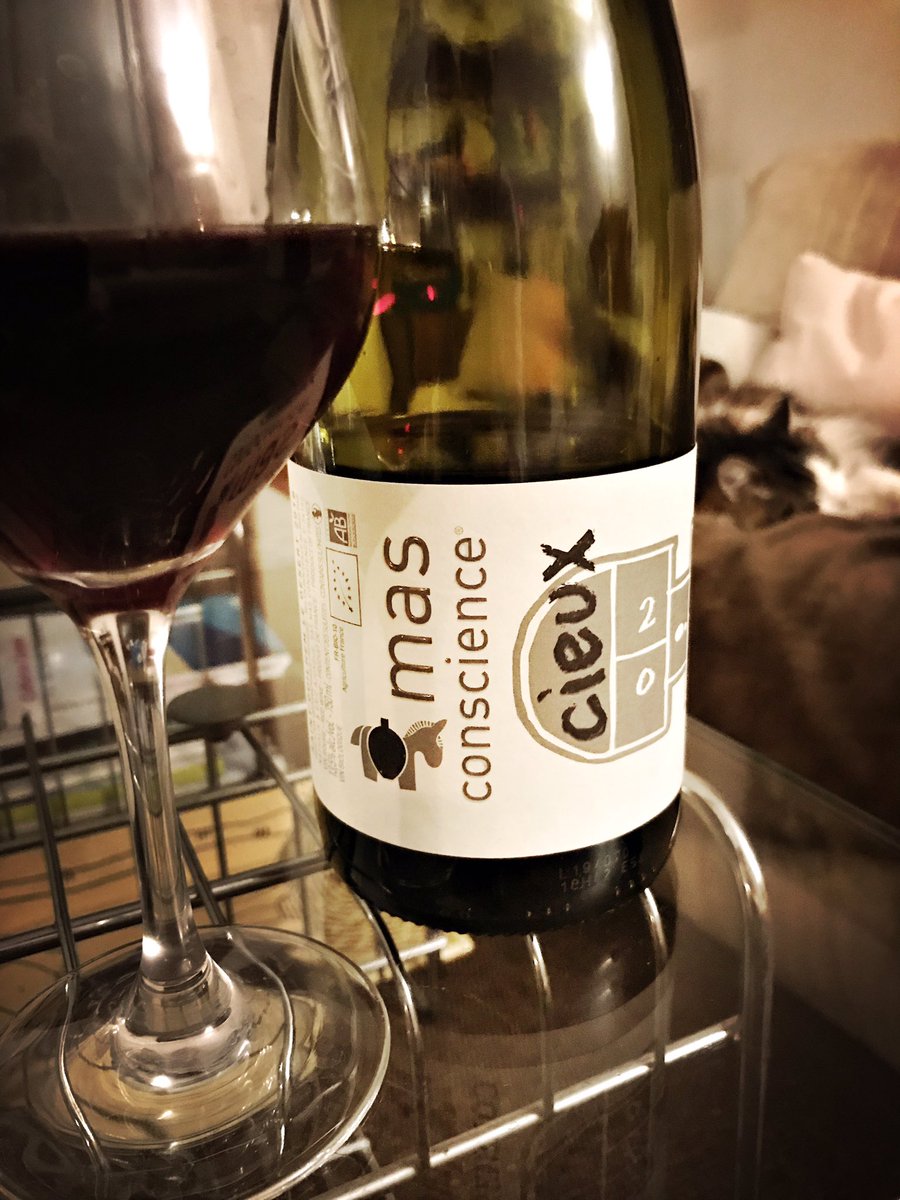 Lee__Corn's tweet photo. Cinsault Cieux Chat et Ma(s) Conscience me dit que je dois avouer que je regarde @LoveisBlindShow et que -what can I say- bien sûr qu’on tombe amoureux d’une personnalité avant de voir son visage. 
Et puis les Cieux décident 😊

#MasConscience @AOCTerrLarzac https://t.co/bkUeIGySOJ