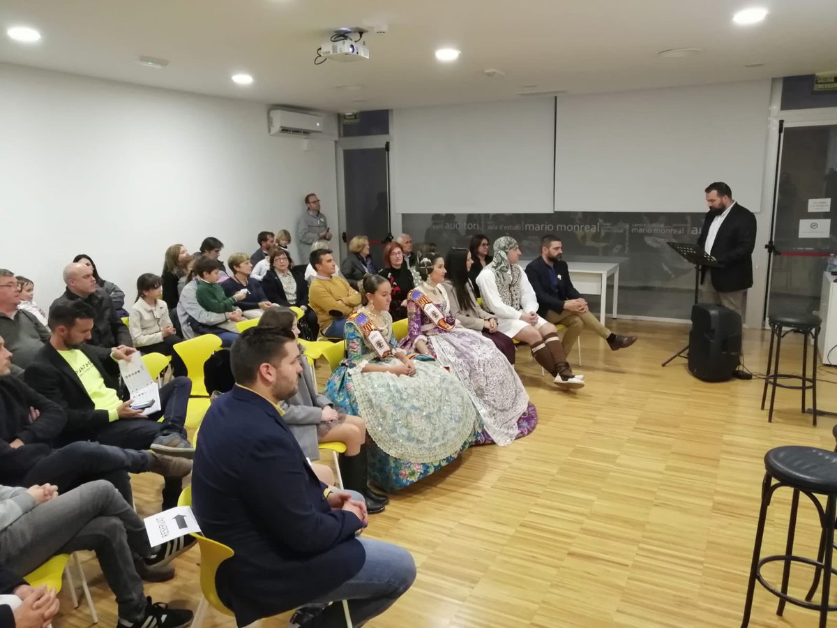 Ahir vaig tindre l’honor de ser el mantenidor a la presentació del #llibret2020 de la meua falla, l’<a href="/ACFallaLaVila/">A.C. Falla La Vila</a> Gràcies a tots/es pel vostre recolzament a aquest projecte que es #Gastrovila <a href="/dievilci/">diego villalta</a> <a href="/RebecaMarinLeon/">Rebeca</a> <a href="/rice_paella/">Ricepaella</a> <a href="/CervezaTyris/">Cerveza Tyris</a> <a href="/albertllueca/">Albert Llueca 🔻 #❤️🖤</a> <a href="/FallesSagunt/">Falles de Sagunt</a>