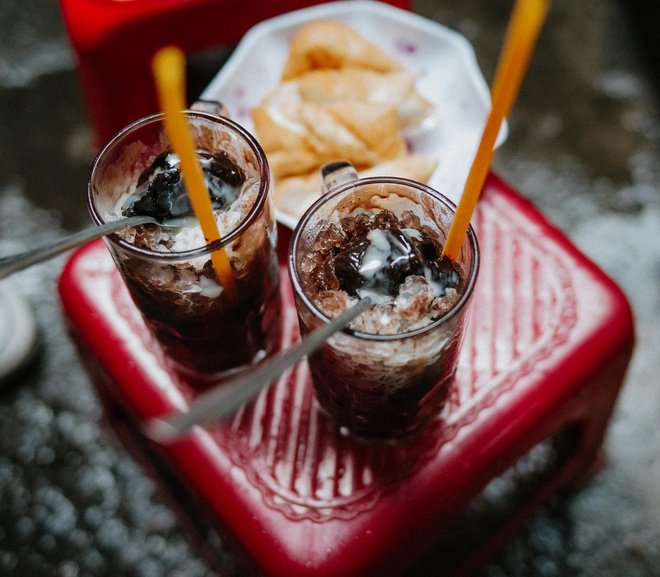 _mielf's tweet photo. Xéo xéo chút bên tay trái đối diện bánh flan Chị Mười là ca cao đá Bà Tám
10 hay 15k/ly gì đó lâu rồi k mua nên quên rồi 🤣🤣
#ApologizeToVietNam
#KoreansStopLying
#표준말투와_내말투를_비교해보자 https://t.co/cK4zx4d5hc