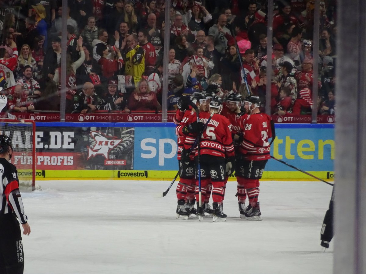 funsharks05's tweet photo. Unglaublich die Haie führen nach dem 2.Drittel mit 3:0 Die Pässe sind des öfteren noch nicht so gut aber hinten stehen sie ganz gut bzw Wesslau hält gut, hoffentlich bleibt es so #Grizzlys_wob #koelnerhaieofficial #alarmstuferot #haielive https://t.co/ACFtzis767