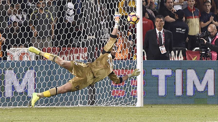 SpazioMilan's tweet photo. Hoy cumple 21 años Donnarumma:

✔️ 4 veces Golden Boy italiano
✔️ Portero más joven en debutar en Serie A
✔️ Portero más joven en dejar su porteria a cero
✔️ Portero más joven en debutar con Italia
✔️ Jugador más joven en llegar a 50, 100 y 150 partidos en Serie A

¡AUGURI GIGIO! https://t.co/1XR2vr37MA