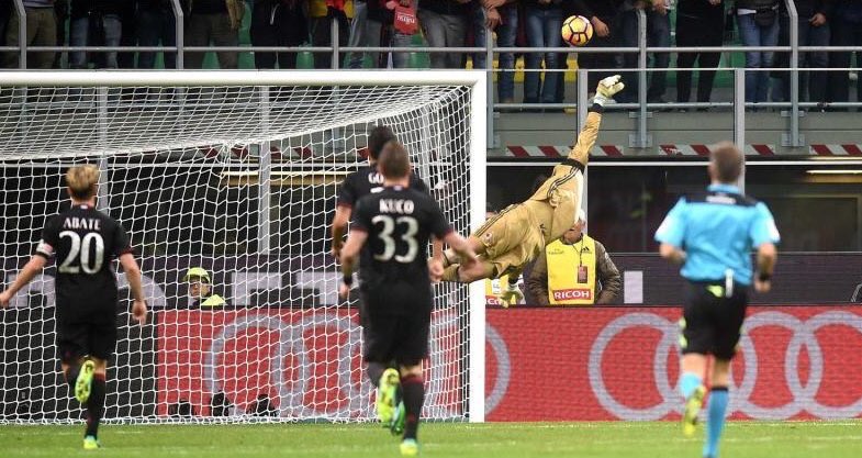 SpazioMilan's tweet photo. Hoy cumple 21 años Donnarumma:

✔️ 4 veces Golden Boy italiano
✔️ Portero más joven en debutar en Serie A
✔️ Portero más joven en dejar su porteria a cero
✔️ Portero más joven en debutar con Italia
✔️ Jugador más joven en llegar a 50, 100 y 150 partidos en Serie A

¡AUGURI GIGIO! https://t.co/1XR2vr37MA