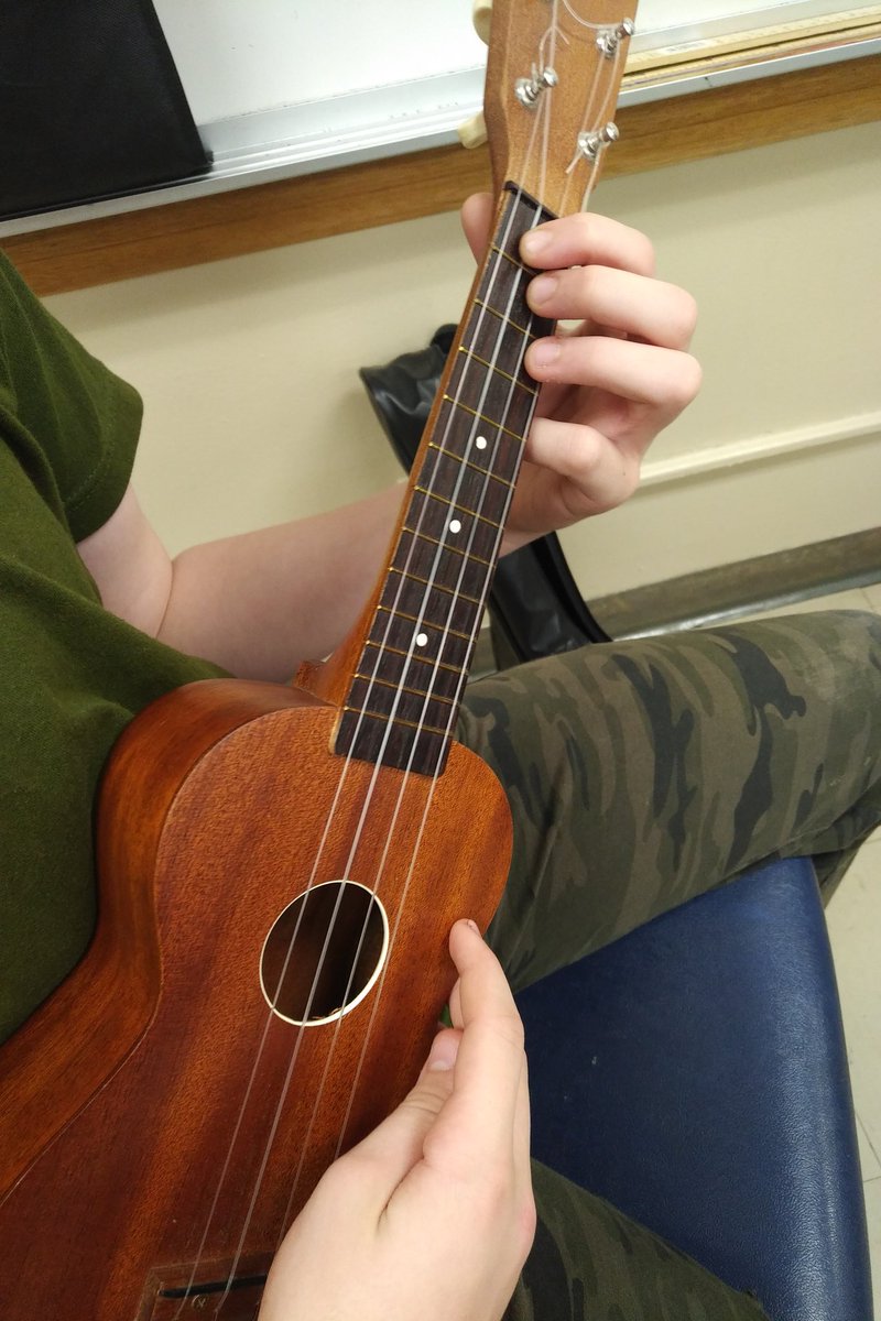 tyblakesmom's tweet photo. Gr. 6/7 music class and introduction to the Ukulele! Masters of the 'C' chord. So many cool things to learn! #EaitForward # earplugsoptional #babysteps #Bbroncos https://t.co/YXmKg0kTZj