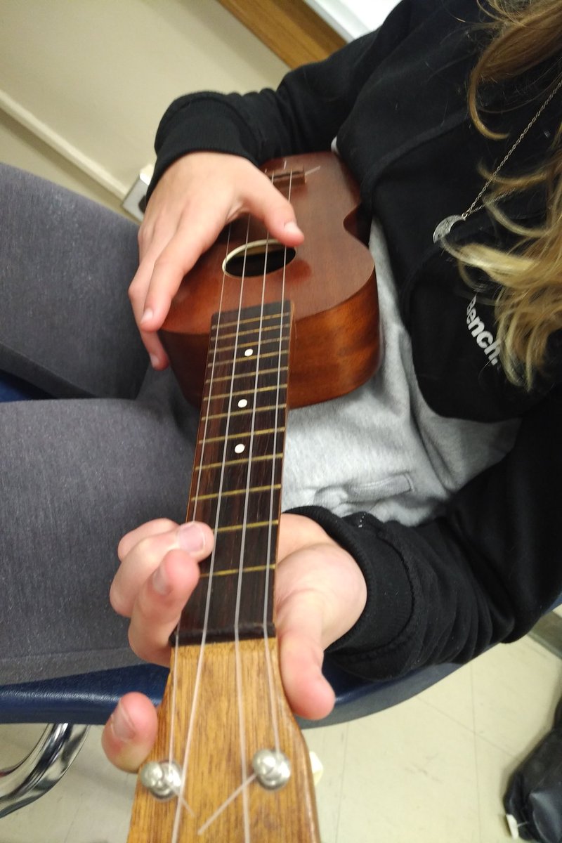 tyblakesmom's tweet photo. Gr. 6/7 music class and introduction to the Ukulele! Masters of the 'C' chord. So many cool things to learn! #EaitForward # earplugsoptional #babysteps #Bbroncos https://t.co/YXmKg0kTZj