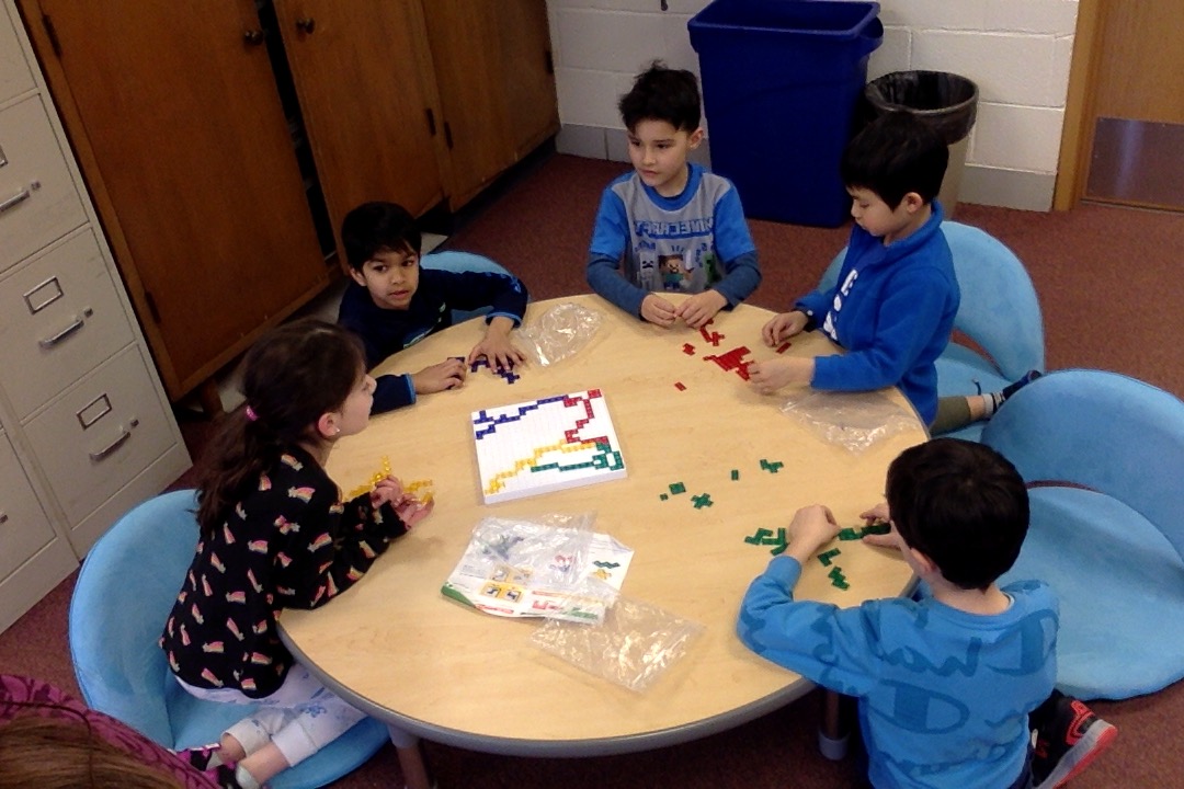 SoaringSiegels's tweet photo. First Graders working on analyzing, strategic thinking, and collaboration by playing Blokus. All skills needed to be a great mathematician! #D39Cheetahs https://t.co/HMGCukKrki