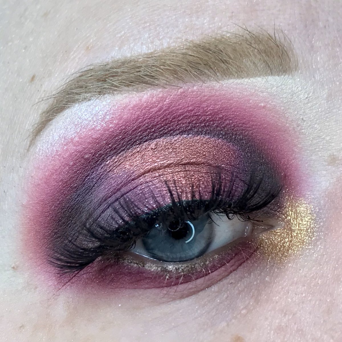 wonderstruckmua's tweet photo. Two looks I’ve done with the @YaassGlitters_ Autumn Nights palette. 
⬅️Which one is your favorite?➡️
#makeup #makeupartist #makeupoftwitter #eyeshadow #supportsmallbuisness #indiemakeupbrand #muasoftwitter https://t.co/FxdwkF8fQB