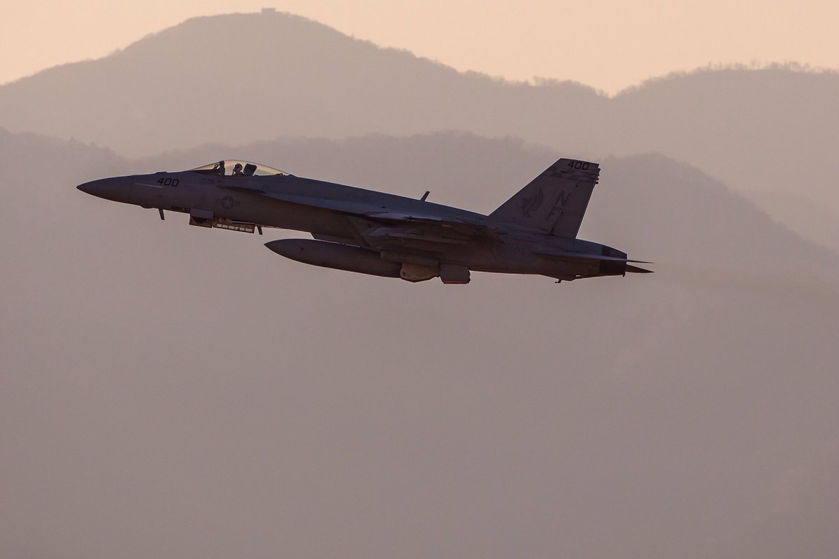 BondsSam's tweet photo. 久しぶりにルート4の捻りも、確かに撮りたいけれど。
それより。
"TOP GUN Anthem"が聞こえてきそうな、1シーンがやっぱり撮りたい。
2017.12.11 厚木基地
#厚木基地 #VFA195 #FA18 #NF400 https://t.co/o2c40VI0mO