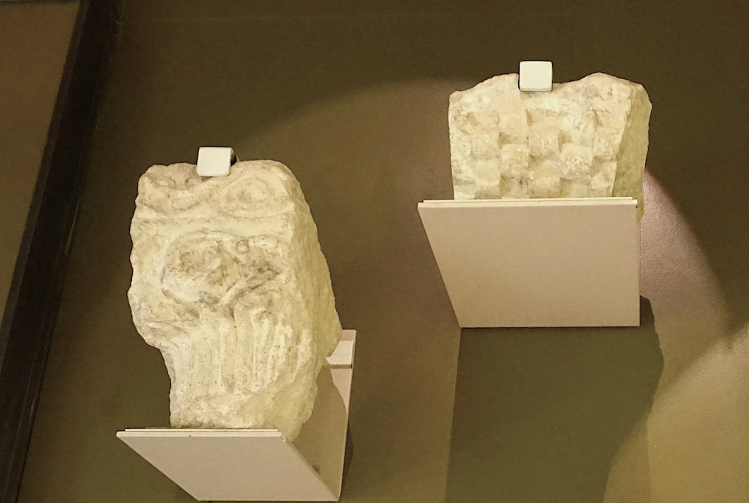 ArteEnMadrid's tweet photo. En el Museo Arqueológico Regional se conservan elementos arquitectónicos hallados en la calle de la Almudena en la excavación del ábside de la primitiva iglesia de Santa María de #Madrid, del siglo XII, reutilizados en el templo posterior del XVII. https://t.co/vPcASq0N7T