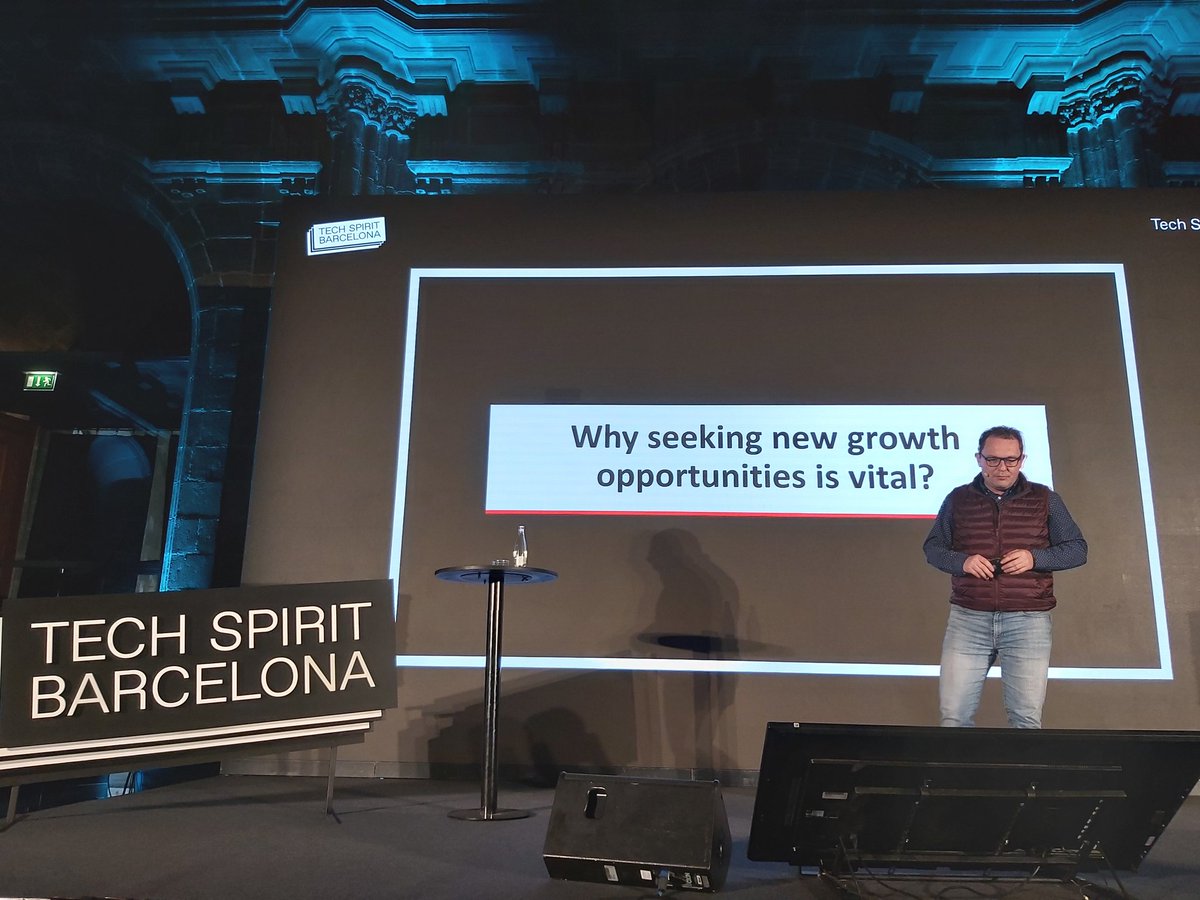 MetrikAgency's tweet photo. HOW DO COMPANIES GROW @aleixvalls Cuando la tecnología se une con el hábito se produce el efecto Plataforma #TechSpiritBarcelona #efectoplataforma #innovación https://t.co/tjigBDhgWM