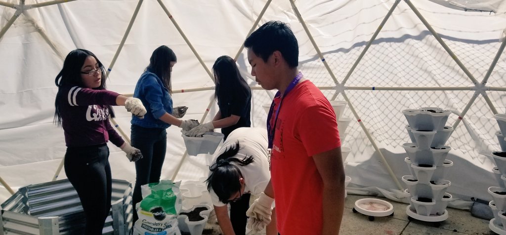 MrCasey025's tweet photo. It's taken them a while to figure out, but they have solved every problem that got in the way! The only one left is why a couple of their bell siphons are not draining correctly. Very proud of the work they have done! @trmsvvusd #vvusd #trmsvvusd #STEAM #aquaponics #AgTwitter https://t.co/UHcXeEhM9o