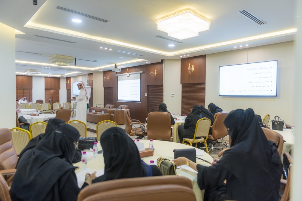 اللجنة العقارية في #غرفة_القصيم بالتعاون مع المعهد العقاري السعودي تقيم دورة اتحاد الملاك للرجال والنساء في مقر الغرفة الرئيس ببريدة.
