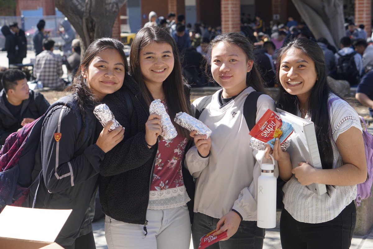 Walnut_Mustangs's tweet photo. Shoutout to roughly 500 of our seniors who met or exceeded standards on the SBAC test last year.
๐ญ @WalnutHigh_ASB rewarded them with a hot dog lunch today for their stellar scores!
#WalnutPride | #SBACTesting https://t.co/I81QtdfErt