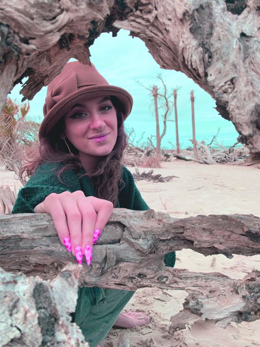 What am I? A creative genius? Probably https://t.co/LMUNJfa16L<a href="/tag/newprofilepic"class="tags"><span>#newprofilepic</span></a>