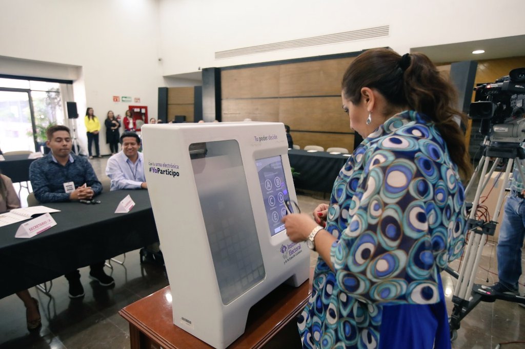 CZavalaP's tweet photo. Hoy conocimos el modelo de urna electrónica que será utilizado en las elecciones de Coahuila e Hidalgo este 2020. https://t.co/yXNWYIiv2t