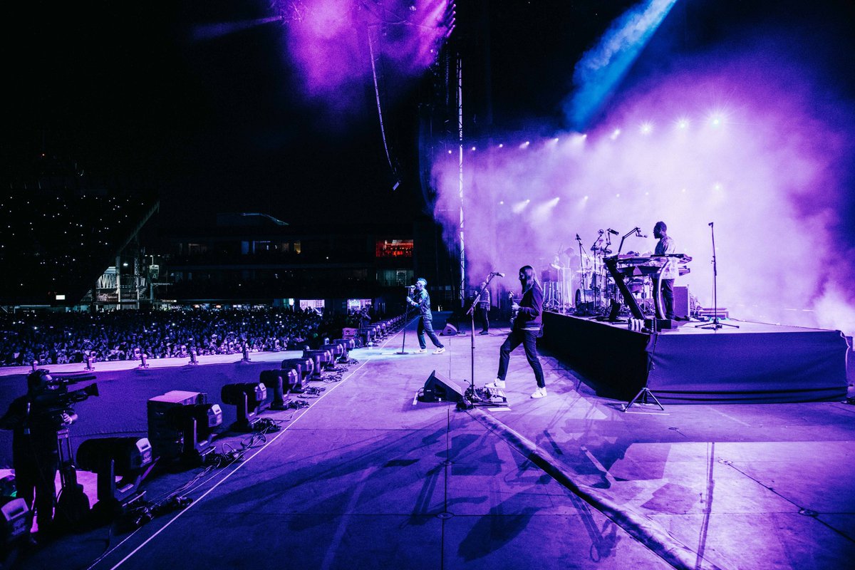 Maroon 5 tweet media