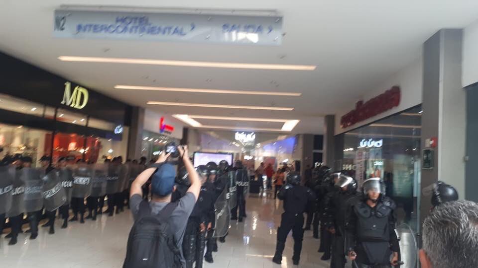 Como dice <a href="/cefeche/">Carlos F Chamorro</a> #Ortega ya no gobierna, administra una cárcel, que es en lo que quiere convertir nuestra patria con sus policías y paramilitares.