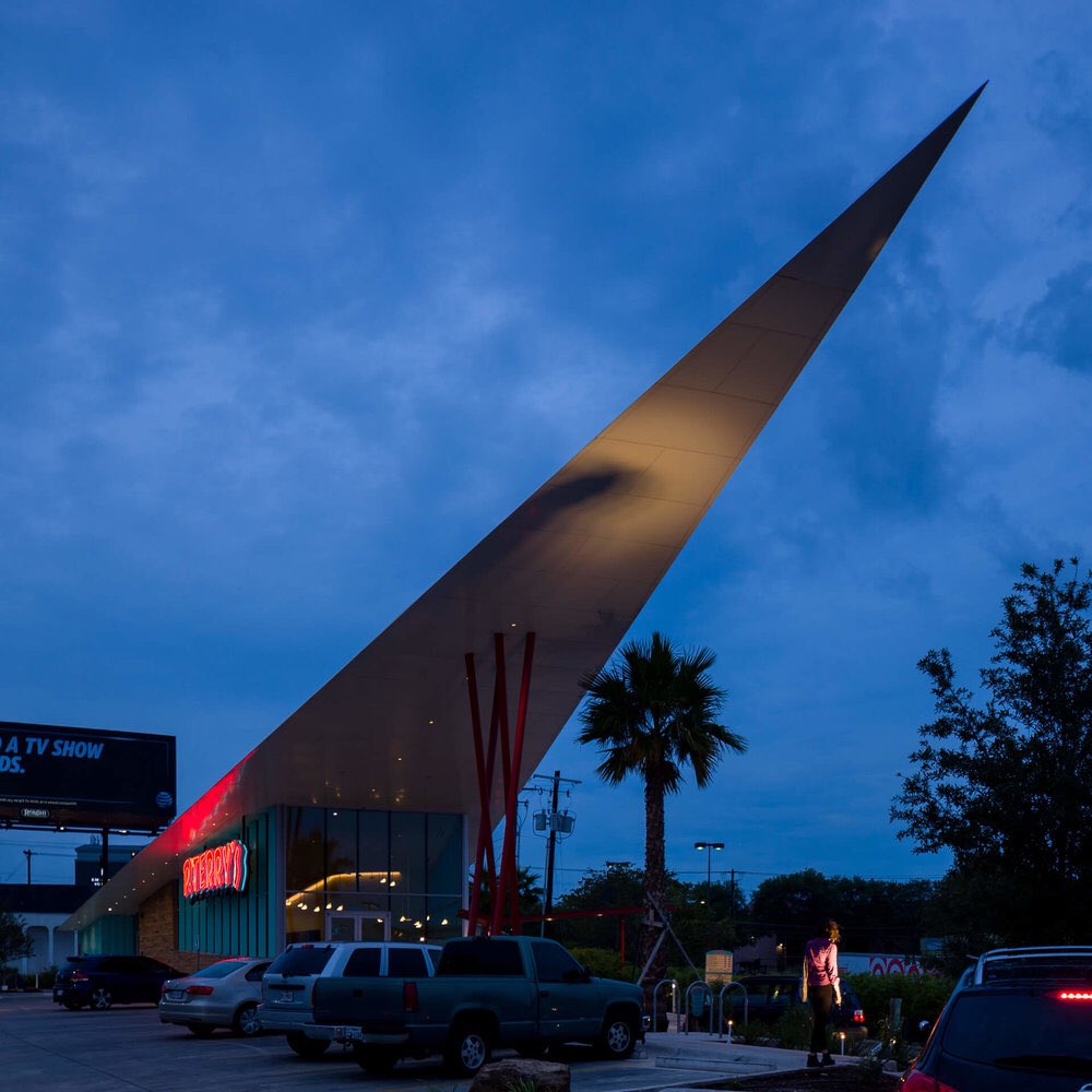 P1BM0's tweet photo. you: gwen why are you crying?
me, crying: why isn’t every building googie style architecture!! https://t.co/ULAbjEpLFq
