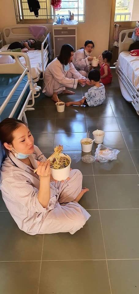 motchiecoreo's tweet photo. #표준말투와_내말투를_비교해보자

this is how vietnamese have to eat
take a look at yourself

#20KoreansStopLying 
#ApologizeToVietNam https://t.co/BBvr4dd61Q