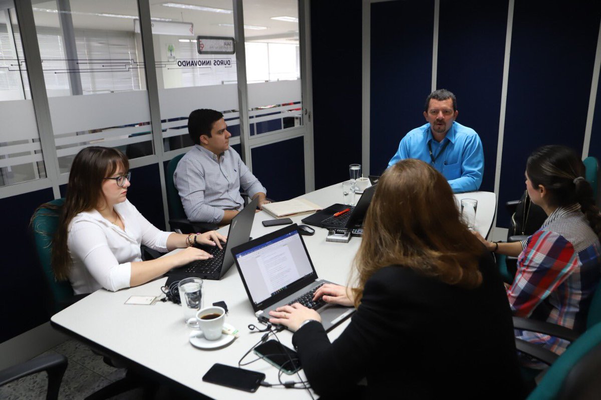 Ricardoarenasm's tweet photo. Continuamos en reuniones con algunas empresas #TIC de #Santander junto con @maria_pedrals @NathiVillarreal de @CLUSTER_DVLPMT en el marco del proyecto #HojadeRutaNaranja con @InnpulsaCol @Ministerio_TIC y @CCBucaramanga https://t.co/0HY1JjU4S5