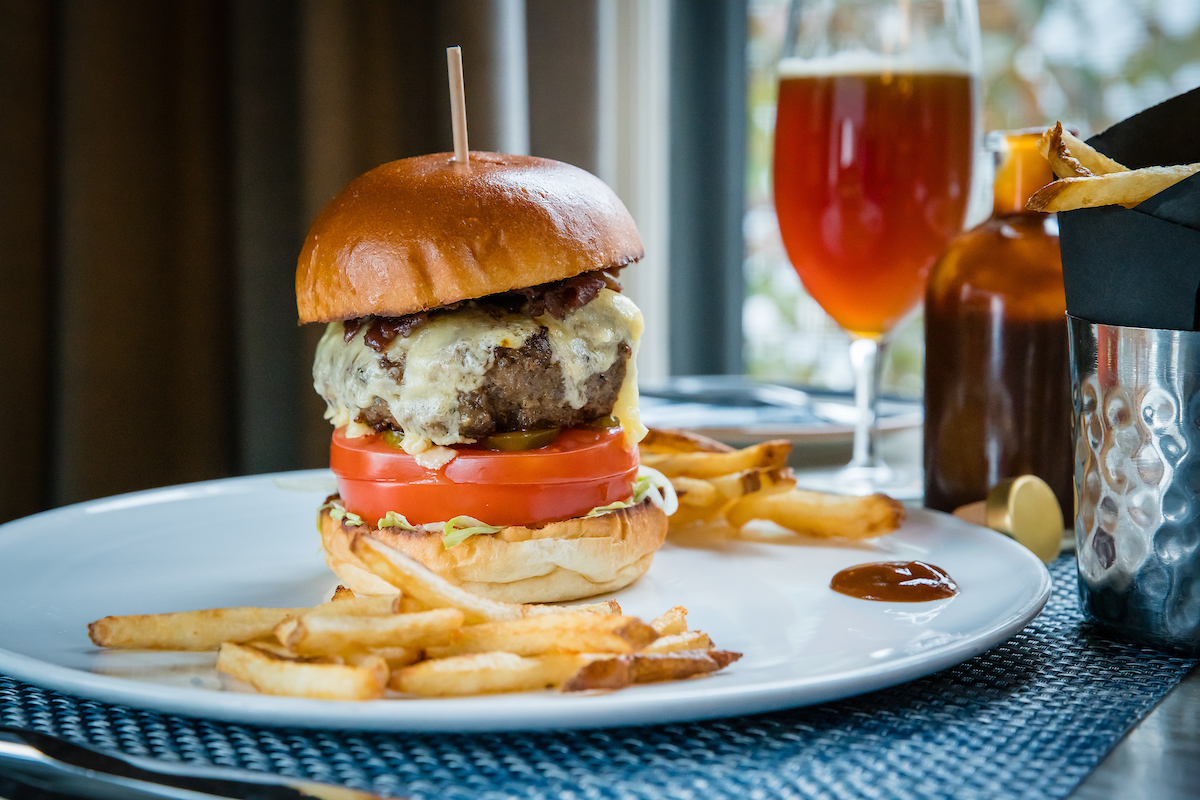 The Artistry Burger, a classic bistro dish, but we've taken it to a whole new level with savory jam and aged cheddar. Pair this mouth - watering dish with the perfect brew! 
#InnAtHastingsPark #RevolutionaryHospitality #RelaisChateaux