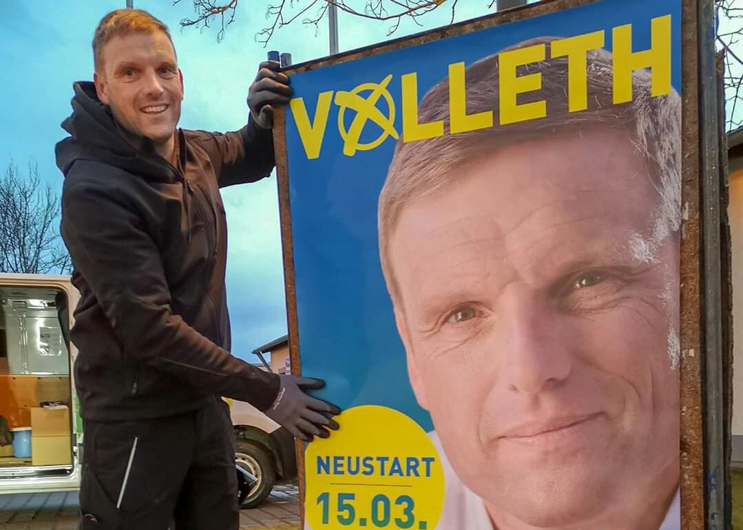 csu_erlangen's tweet photo. #JörgVolleth Was macht man als CSU-Oberbürgermeister-Kandidat am regnerischen Faschingsdienstag-Abend: Plakate kleben. Denn dass wir dafür bezahlte Helfer hätten ist ein Scherz. Wir sind engagiert. Wir sind viele. Neustart für Erlangen am 15.03.2020. #Erlangenbewegen #Volleth2020 https://t.co/g4wkVDufGS