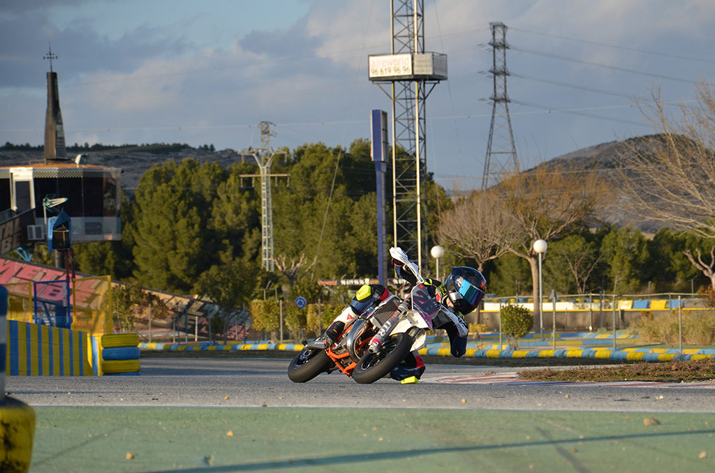 GasssRacingTeam's tweet photo. Aprovechando estos días festivos para entrenar #dirtrack #supermotard💪
@ITR_racingparts @Cartagenatrack @GALFER_brakes @ChicharraKarts @alicantemotor @TeamGasssSchool @PirelliMoto
#ESBK #CIV https://t.co/Y99AadrVHU