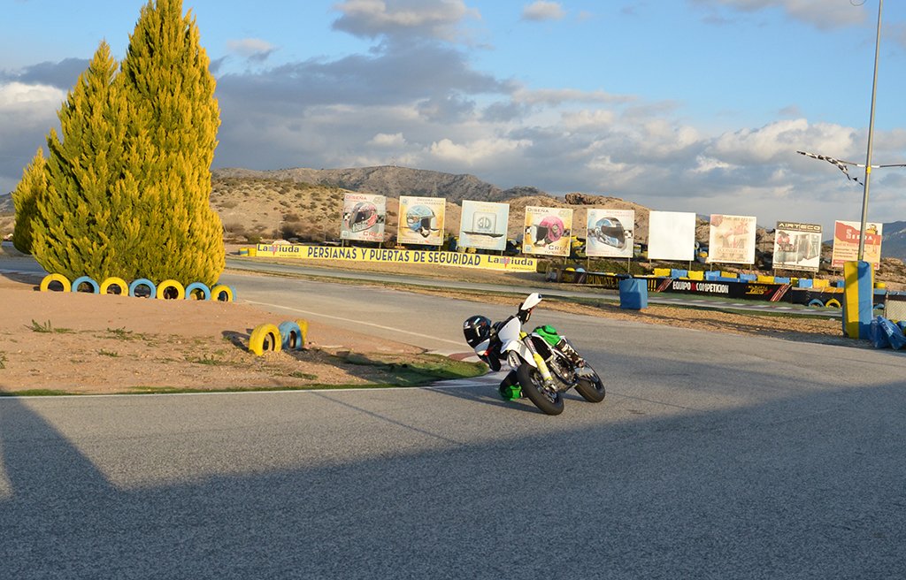 GasssRacingTeam's tweet photo. Aprovechando estos días festivos para entrenar #dirtrack #supermotard💪
@ITR_racingparts @Cartagenatrack @GALFER_brakes @ChicharraKarts @alicantemotor @TeamGasssSchool @PirelliMoto
#ESBK #CIV https://t.co/Y99AadrVHU