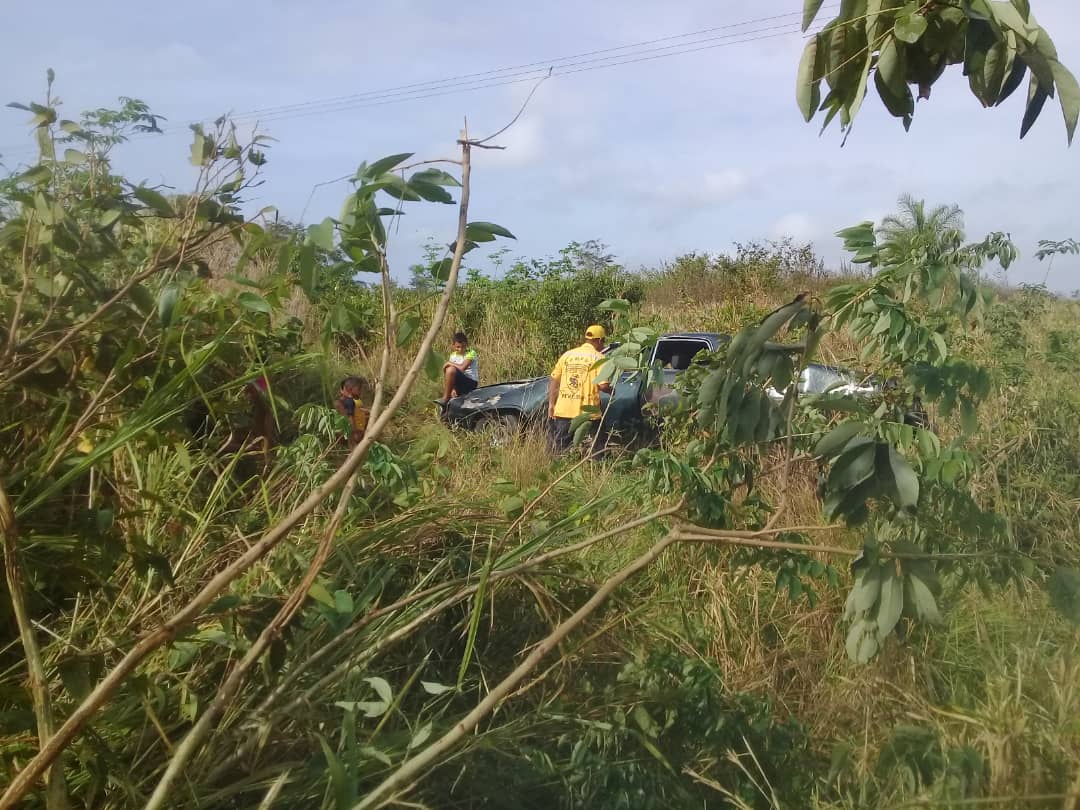 fevesaroriente's tweet photo. Grupo Rescate Manuel Piar Delta amacuro, de Fevesar Region oriente, atiende accidente de tránsito, 2 lesionados en el marco del programa carnaval 2020 https://t.co/jWoILzCSRu