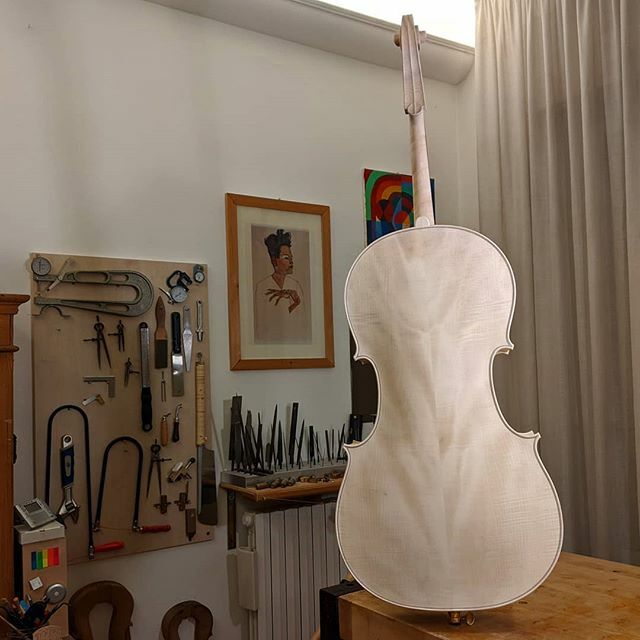 gian_stelzer's tweet photo. time for a tan
.
.
.
.
.
#cello #violoncello #workshop #egonschiele #cellist #stradivari #liuteria #liutaio #violinmaker #luthiery #violinmaking #lutherie #musica #trento #italy #classicalmusic #music #madeinitaly #lovemyjob #wood #classicalmusician #qua… https://t.co/xumrhQ4XuB https://t.co/WSYVRxoJAA