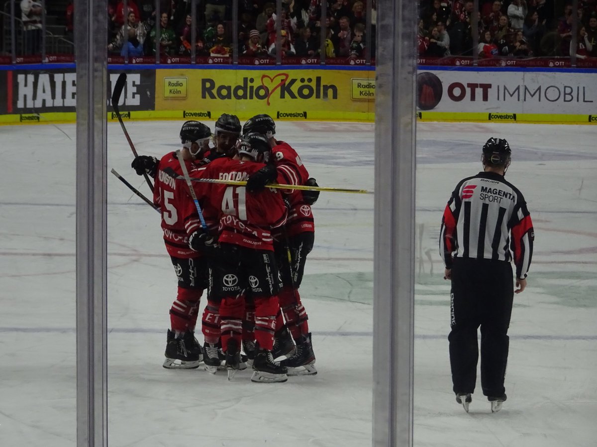 funsharks05's tweet photo. 5:0 Endstand gegen die Grizzlys aus Wolfsburg. Wesslau ohne Gegentor wer hätte an so etwas diese Saison noch geglaubt? #Grizzlys_wob #koelnerhaieofficial #alarmstuferot #haielive https://t.co/IFBIR9jYcw