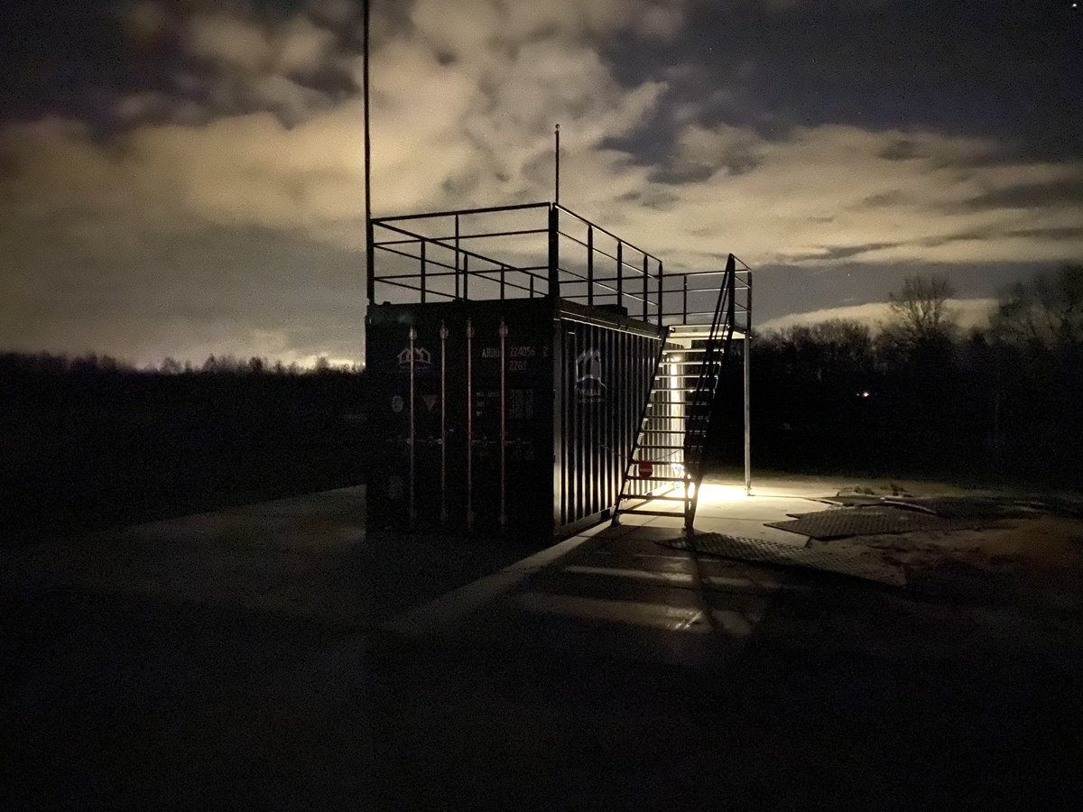 TWMakelaars's tweet photo. Ons nieuwe verkoopkantoor @meervaneysinga by night ... wat is ie mooi geworden! #zeecontainer #verkoopkantoor #tweedewoning #recreatiewoning https://t.co/jeoen1GabB