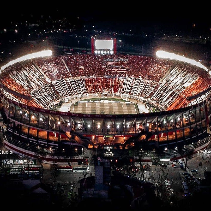 Encuesta

¿Le pondrías nombres nuevos a las tribunas del Monumental?

SanMartín⏪⏩Beto Alonso
S.M.Alta⏪⏩Amadeo Carrizo
Sívori⏪⏩Enrique Sívori
SívoriAlta⏪⏩Ángel Labruna
Belgrano⏪⏩Marcelo Gallardo
BelgranoAlta⏪⏩Ramón Díaz
Centenario⏪⏩Enzo Francescoli
C.Alta⏪⏩¿Quién?