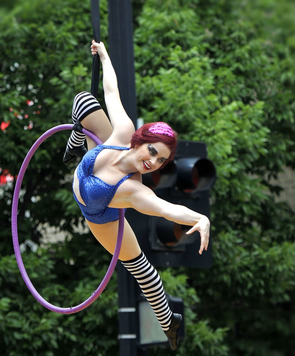 LawrenceBusker1's tweet photo. It's a Circus on the Street! Jugglers, Acrobats, Contortionists, Magicians, Musicians and more in downtown Lawrence at one time! Over 25 different acts on 5 stages over 4 days and it's all free to attend. #getodd #circusonthestreet https://t.co/bMvg8lpb78