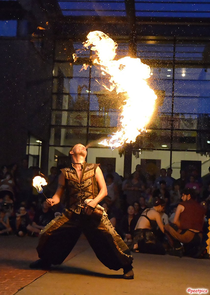 LawrenceBusker1's tweet photo. It's a Circus on the Street! Jugglers, Acrobats, Contortionists, Magicians, Musicians and more in downtown Lawrence at one time! Over 25 different acts on 5 stages over 4 days and it's all free to attend. #getodd #circusonthestreet https://t.co/bMvg8lpb78
