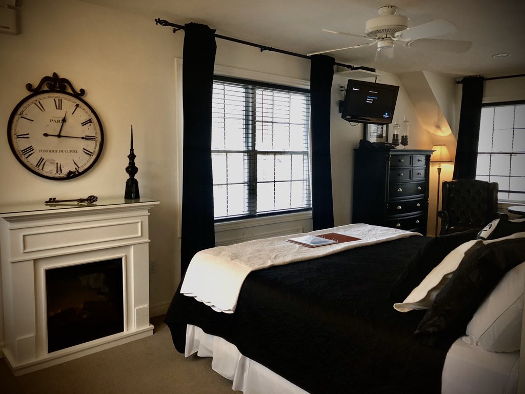 OnHarbour's tweet photo. Join us the weekend for accommodations, dinner and the Neil Diamond story. https://t.co/Ilm4m6vfvU