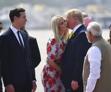 Teesa_Michele's tweet image. Namaste. (please tell me I'm not the only one who sees it)