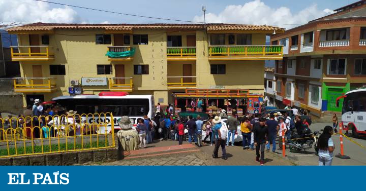 Grupos armados provocan el desplazamiento de más de 800 campesinos en Colombia: El éxodo evidencia la crítica situación humanitaria de Ituango, en el noroccidente del país, de la que el Gobierno estaba informado