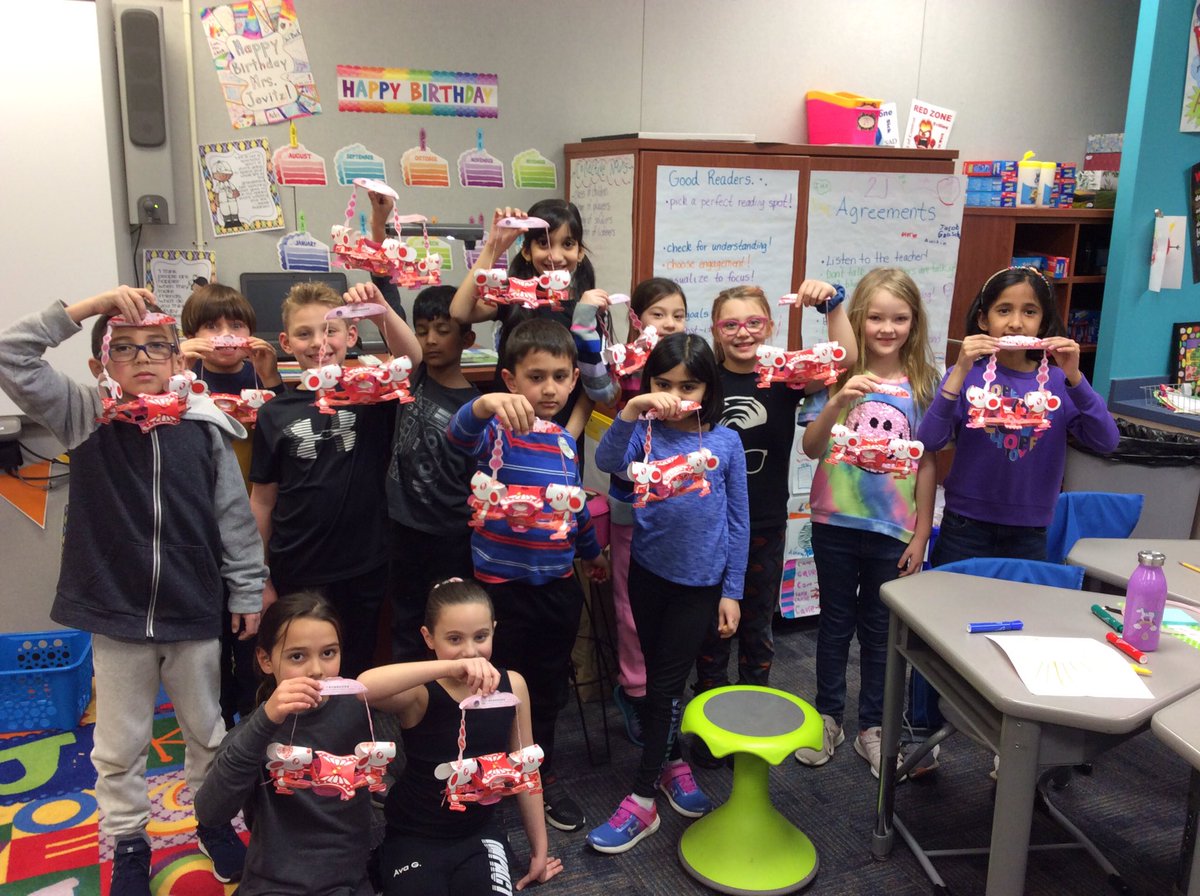 2JBrookForest's tweet photo. 2J enjoyed celebrating Chinese New Year by making paper lanterns. Thank you to Natalie Wu and her family for providing the materials for this fun project. We love our “Year of the Rat” lanterns. #d53learns #d53cares https://t.co/kCSuu8yskG