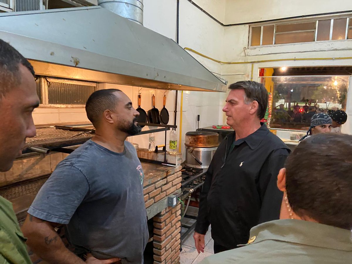 jairbolsonaro's tweet photo. Numa pizzaria no Guarujá, o dono disse que o empreendimento só foi possível graças a Lei de Liberdade Econômica (MP). Como inúmeros empreendedores, seu comércio foi aberto com menos burocracias e custos, empregando mais de meia dúzia de funcionários. Mais medidas a caminho! https://t.co/a4jFFFWUpe